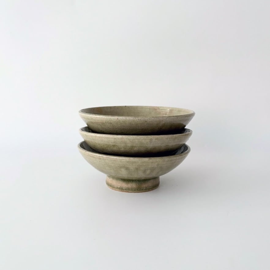 陶器 高台皿 茶色と灰色の釉薬 陶器 高台皿 茶色と灰色の釉薬 陶器 高台皿 茶色と灰色の釉薬 陶器