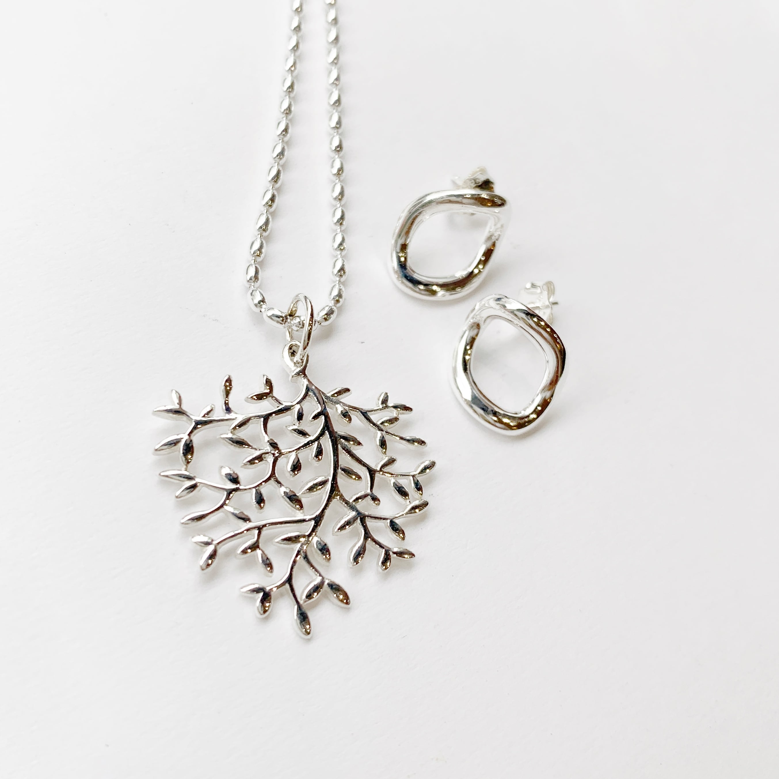 シルバーの質感が美しい いびつなオーバル スタッドピアス | 【公式