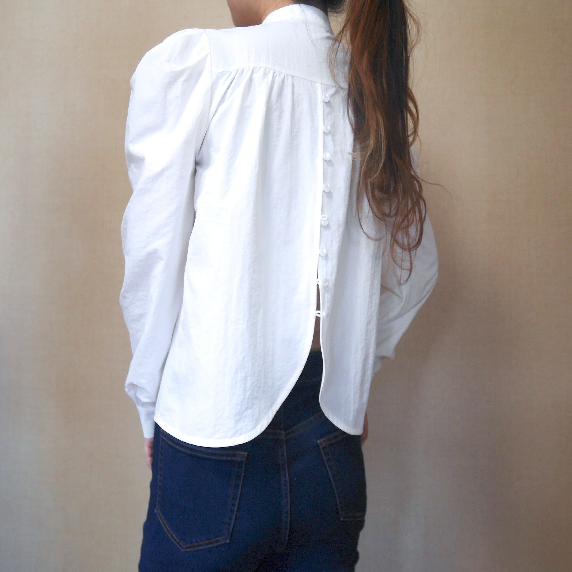 【送料無料◎-MADE IN KOREA-】バックボタン×パフスリーブブラウス(ホワイト)