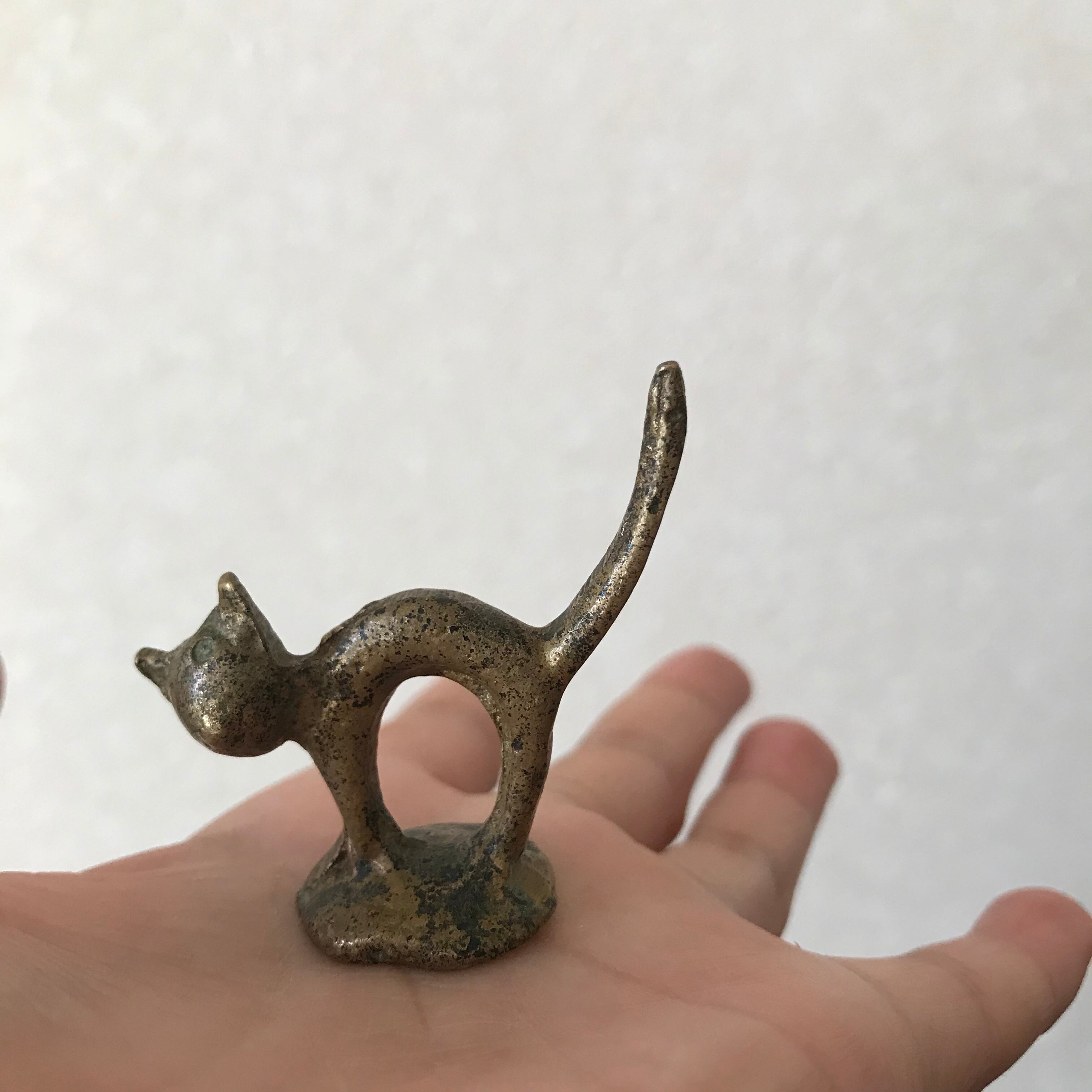 真鍮のネコの置物