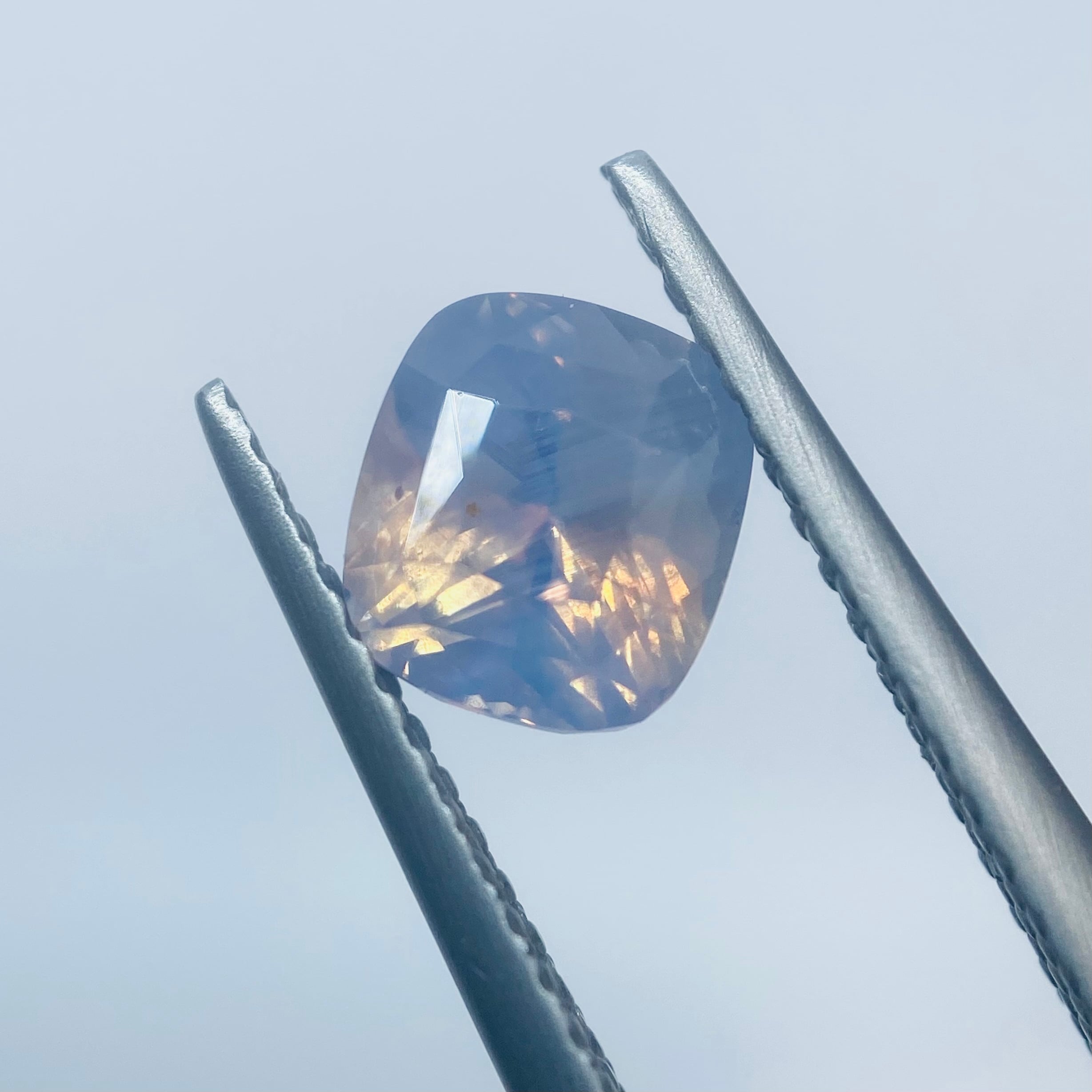 オーロラカラーのサファイア