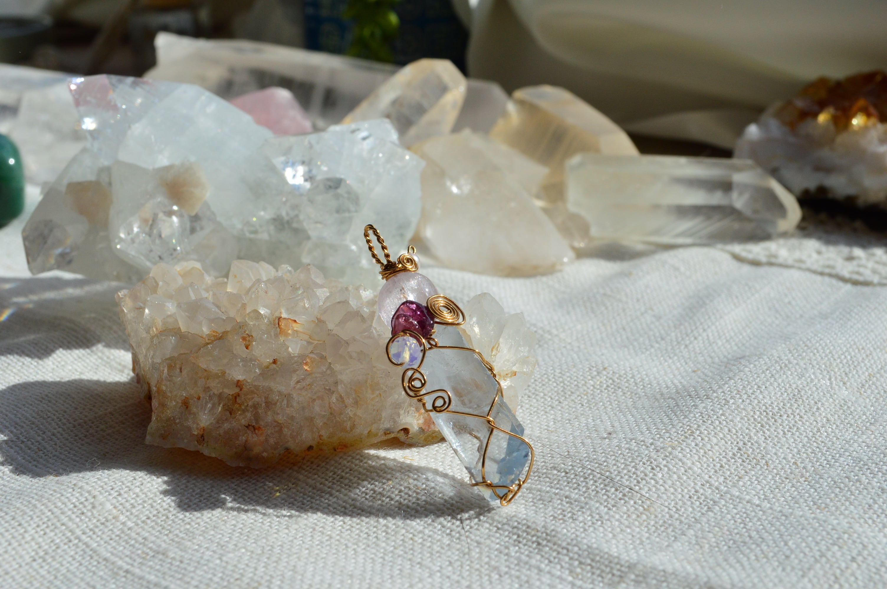 天然石高品質綺麗高透明 ファイアクォーツ羊虹入り 手彫り置物 原石