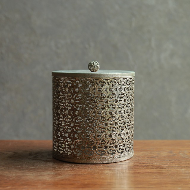 気品のある、透かし模様の小物入れ 2