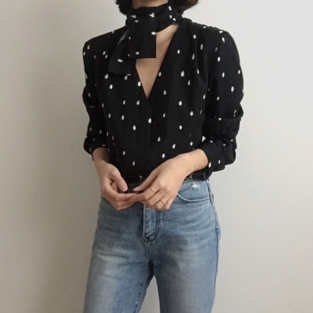 ドット柄 黒のブラウス