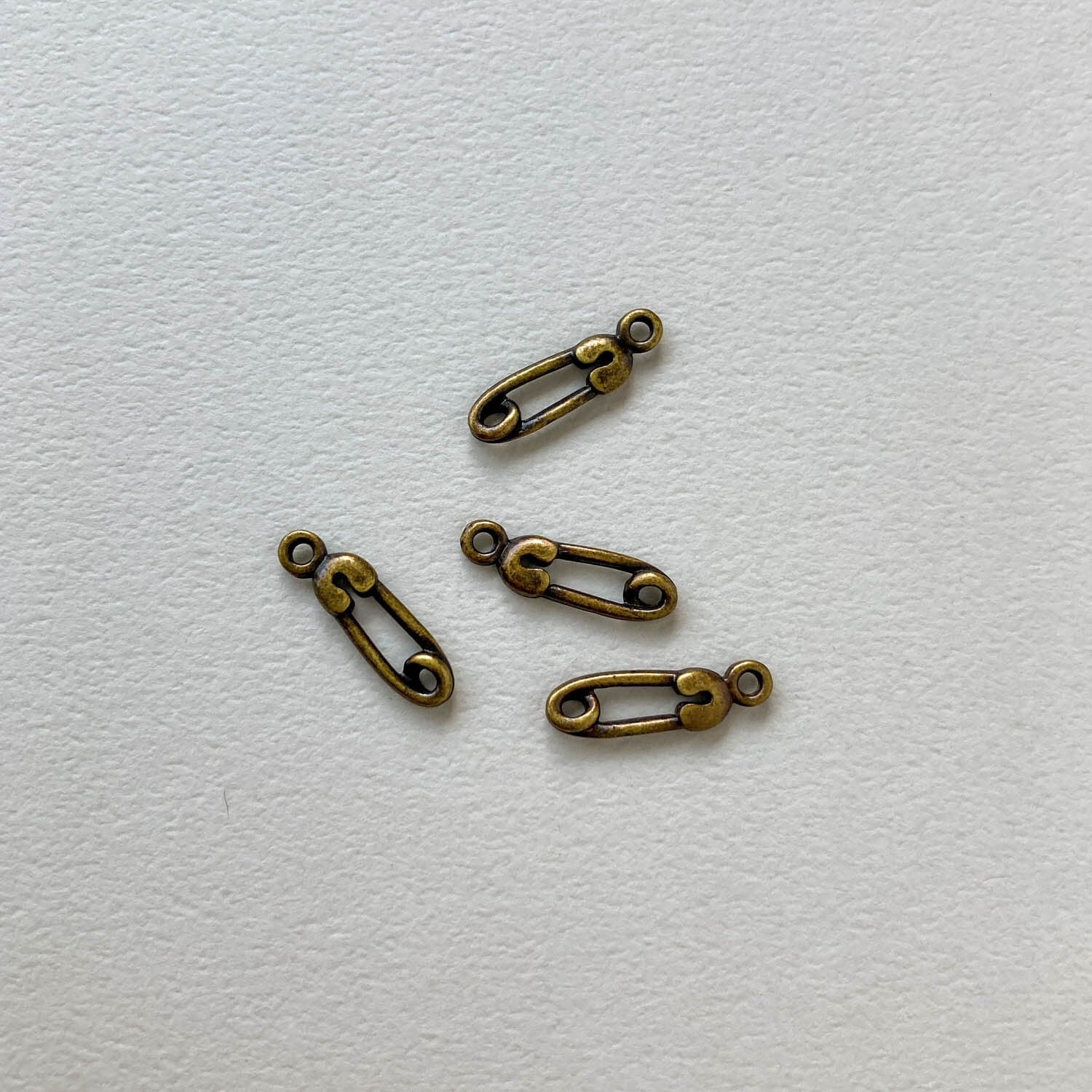 安全ピン、チャームC★S 再入荷〉アンティーク風 安全ピンチャーム | Dua-アクセサリーパーツ