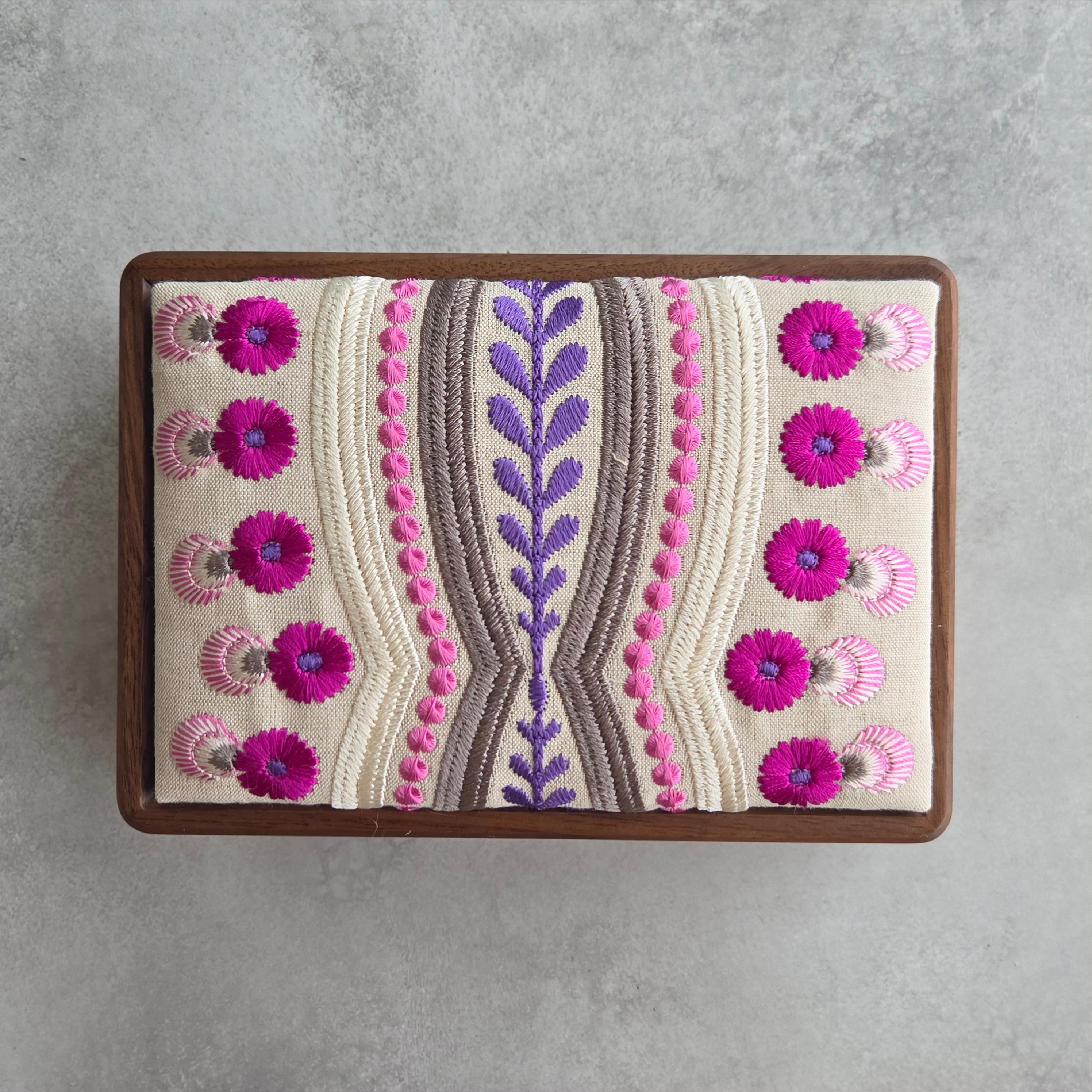 ヨーロッパ刺繍生地の木製ジュエリーボックス｜アクセサリーケース