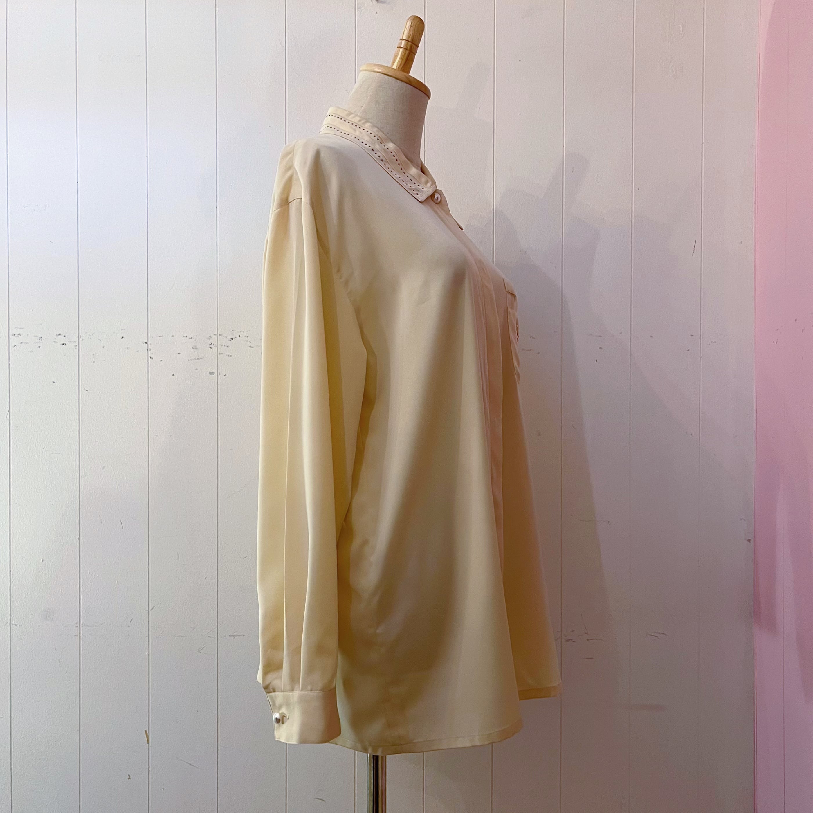 heart rhinestone cream blouse