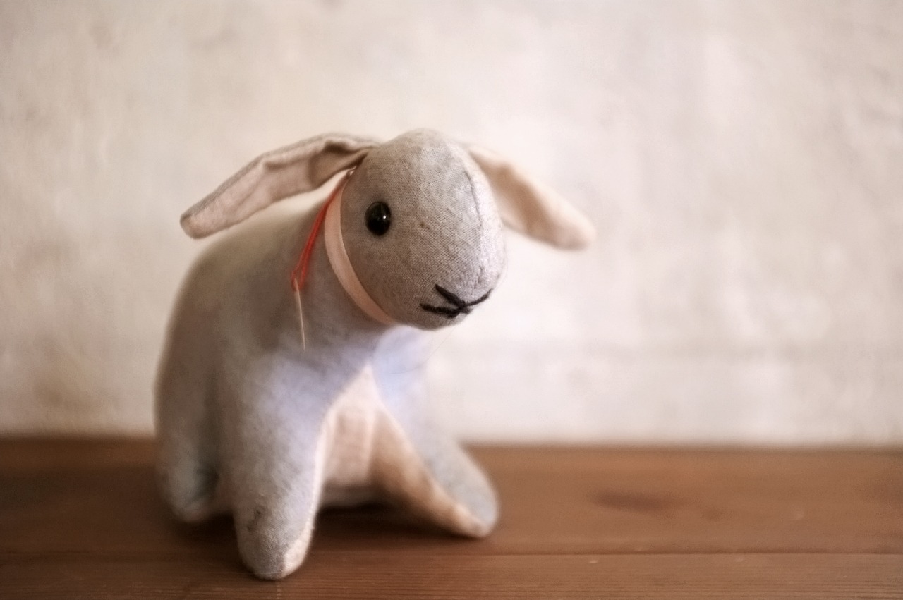 フランス 青いうさぎさんと薔薇色のリボンa ドール アンティーク