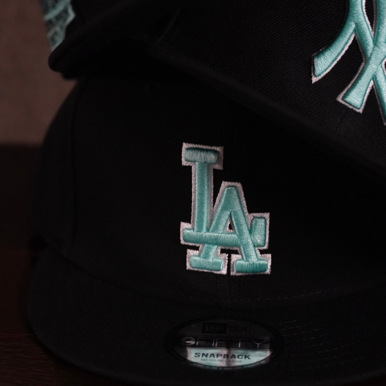 【gifthat別注】NEW ERA 950/9FIFTY ロサンゼルス・ドジャースBLACK SEAGLASS