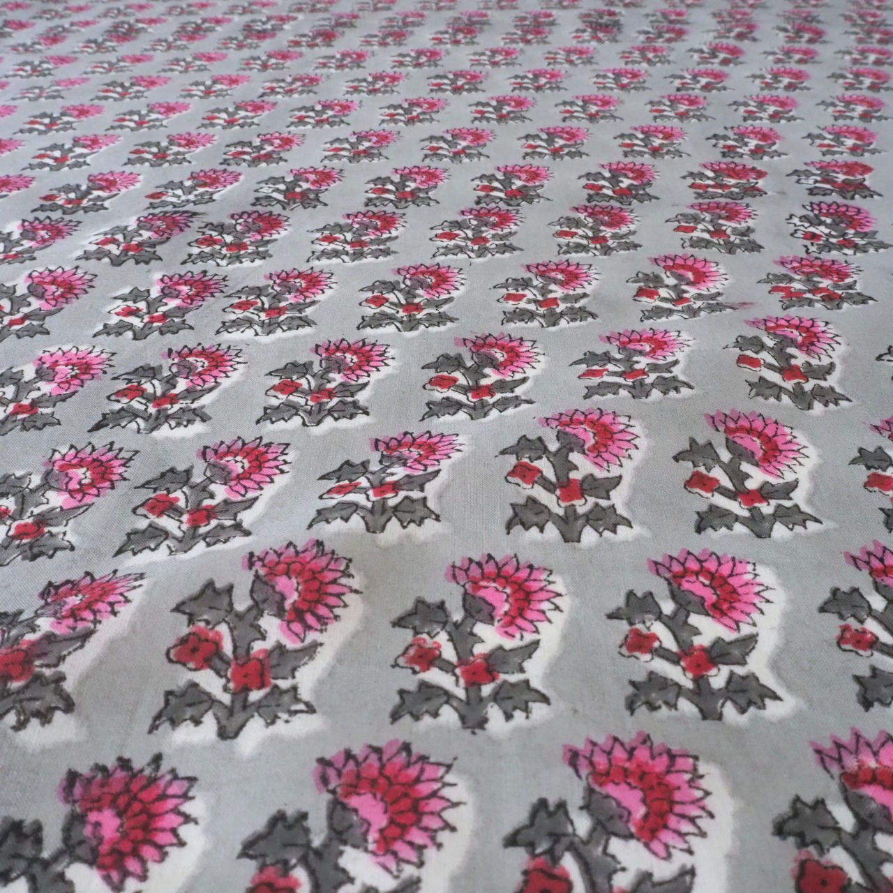 ブロックプリント生地【50cm単位】インド綿  片耳デザイン付き 小花柄 グレー×ピンク #46195-GY2