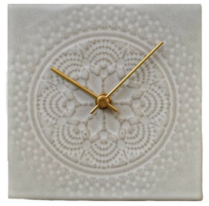 杉浦製陶 置き時計 日本製 LACE TILE CLOCK 陶磁器 幅14.7 高さ14.7 奥行6cm 重量530g ホワイト