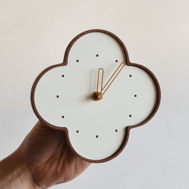 ウォールナット　四葉の壁掛時計M 白