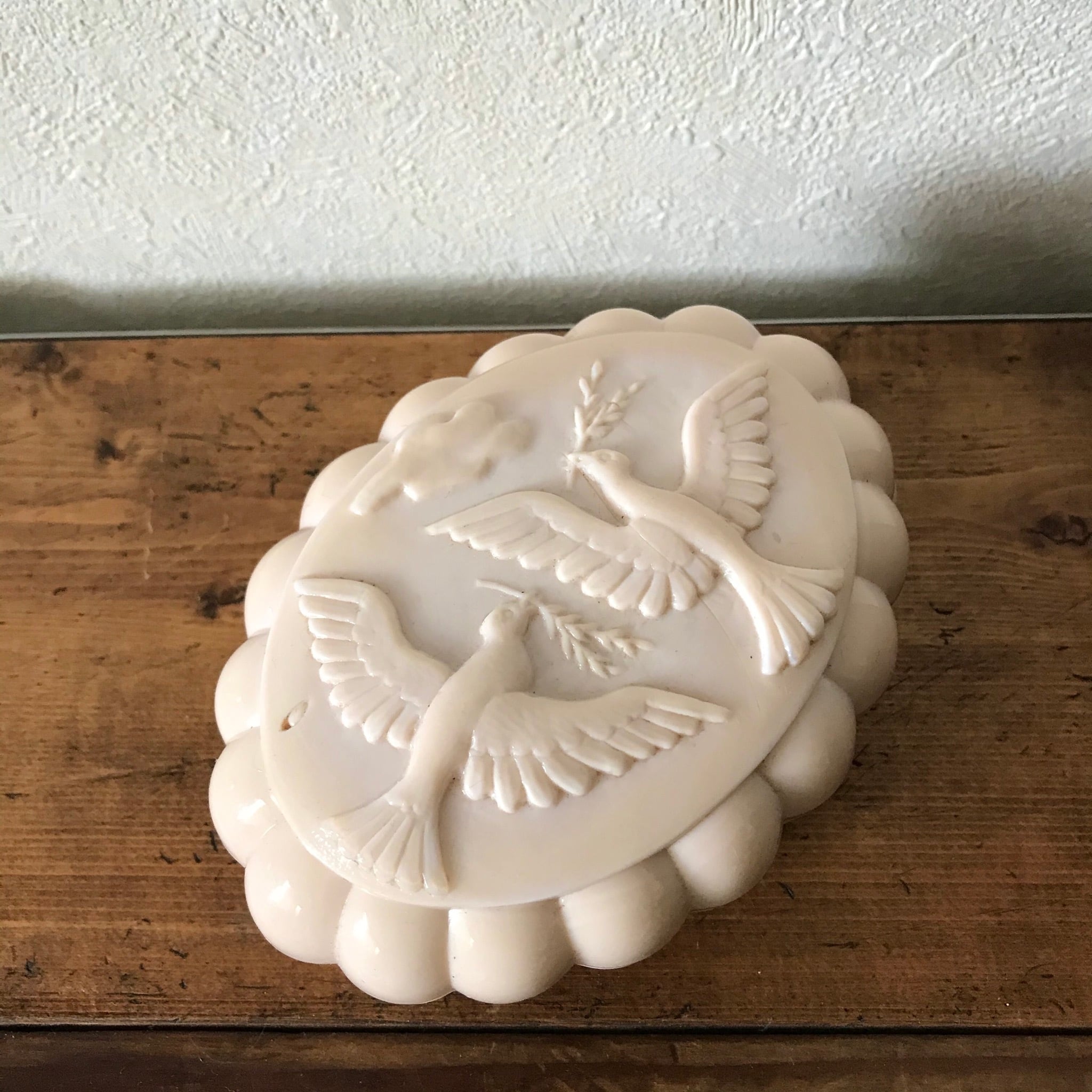 薄ピンクの鳥のいれもの