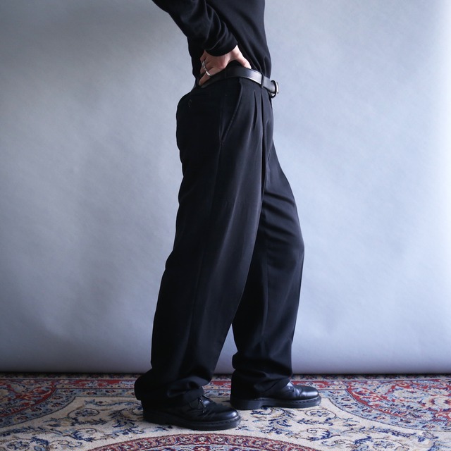 2-tuck tapered silhouette black wide slacks