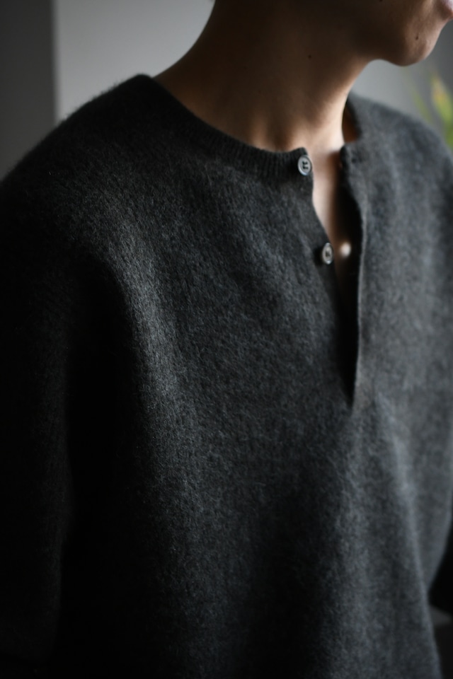 BATONER / CASHMERE FOX HENLEY NECK (Charcoal)
