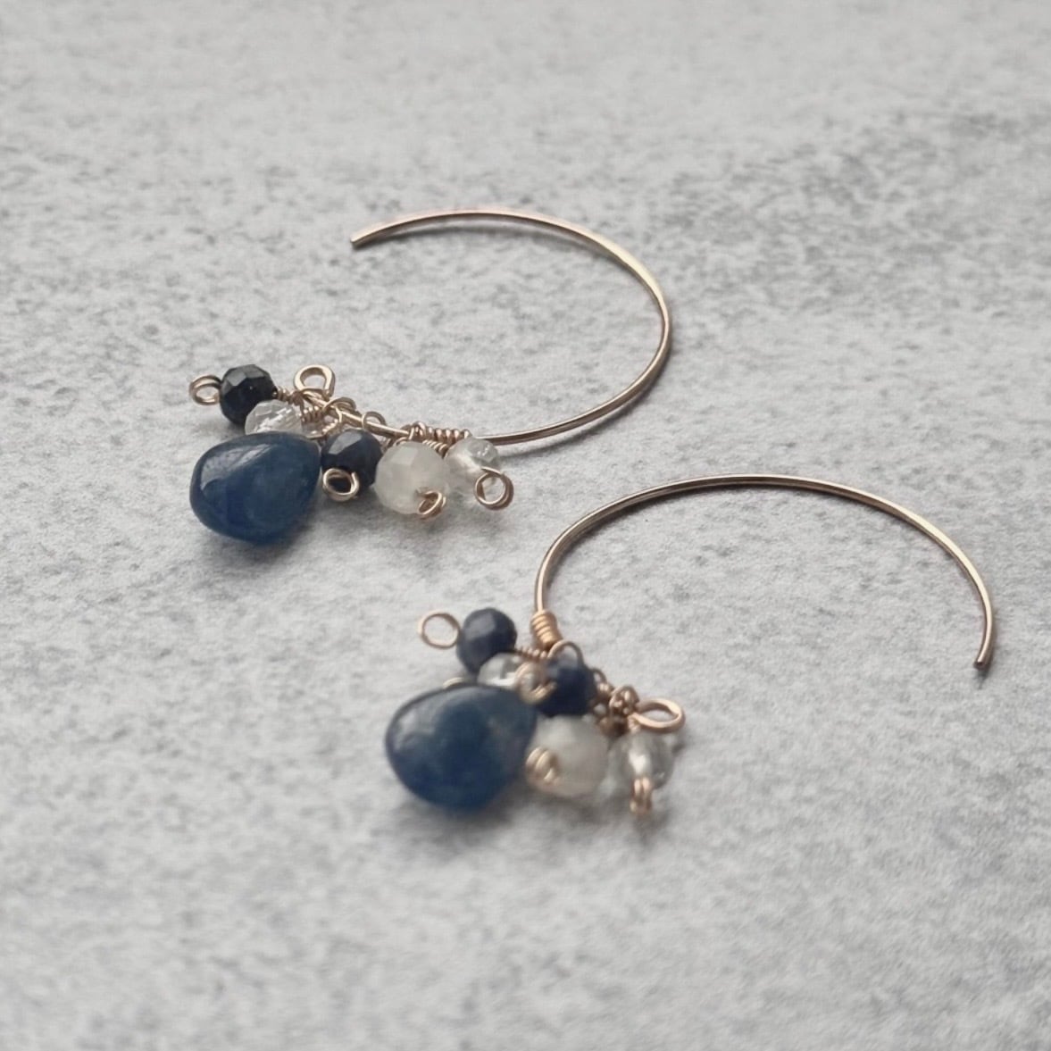 ブルーサファイアと小さな天然石 14kgf 繊細フープフックピアス