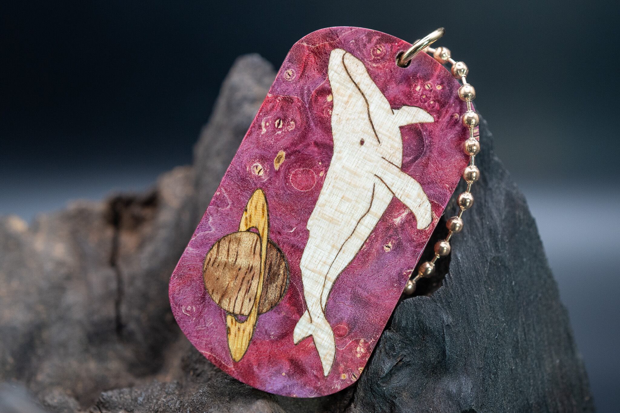 スタビライズウッド メープルバール ドッグタグ 象嵌 勇魚と惑星