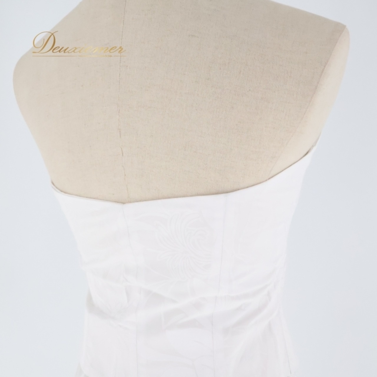 フラダンス 衣装 ツーピース セットアップ 上下セット ホワイト系 チューブトップ アシンメトリー ワンカラー 花柄 かわいい 華やか 爽やか 上品 明るい 白 ハワイアン アロハ ハワイアンプリント フラ ダンス レッスン 練習 おしゃれ シンプル