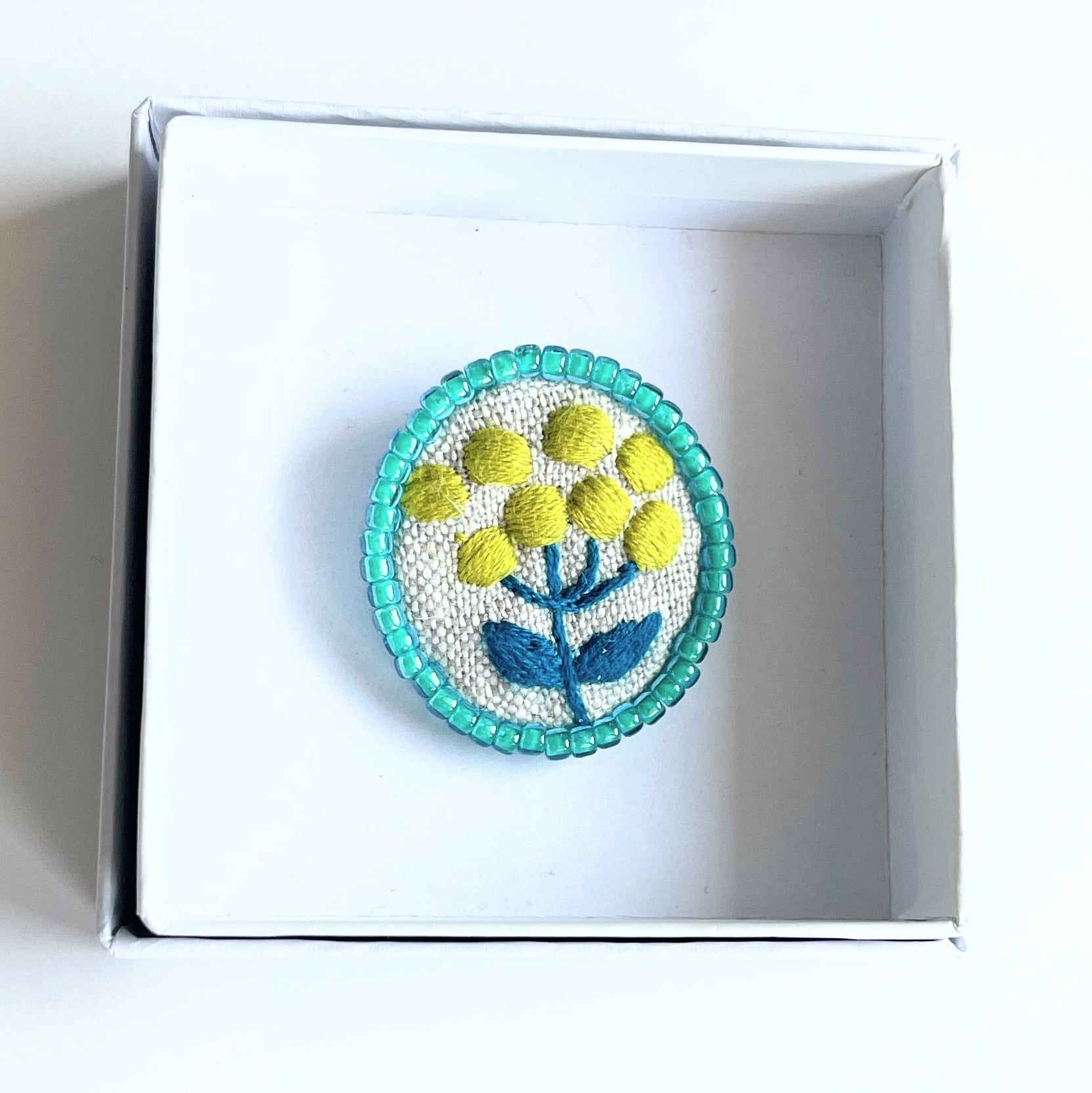 ビーズで飾った草花のミニ刺繍ブローチ【botanical】#356 | j.couture