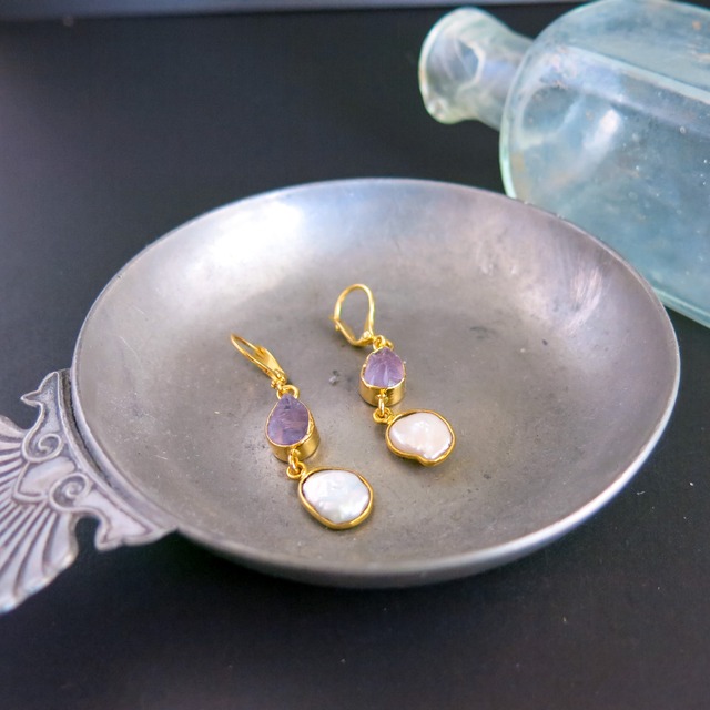 枠付き原石アメジスト×枠付き淡水パールのピアス
