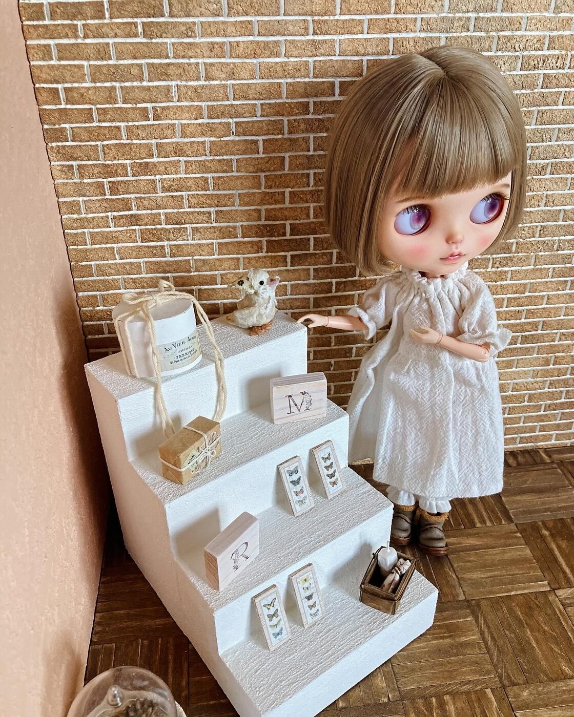 シンプルな木製ホワイトの階段 ミニチュア ドールハウス 背景ボード 壁 