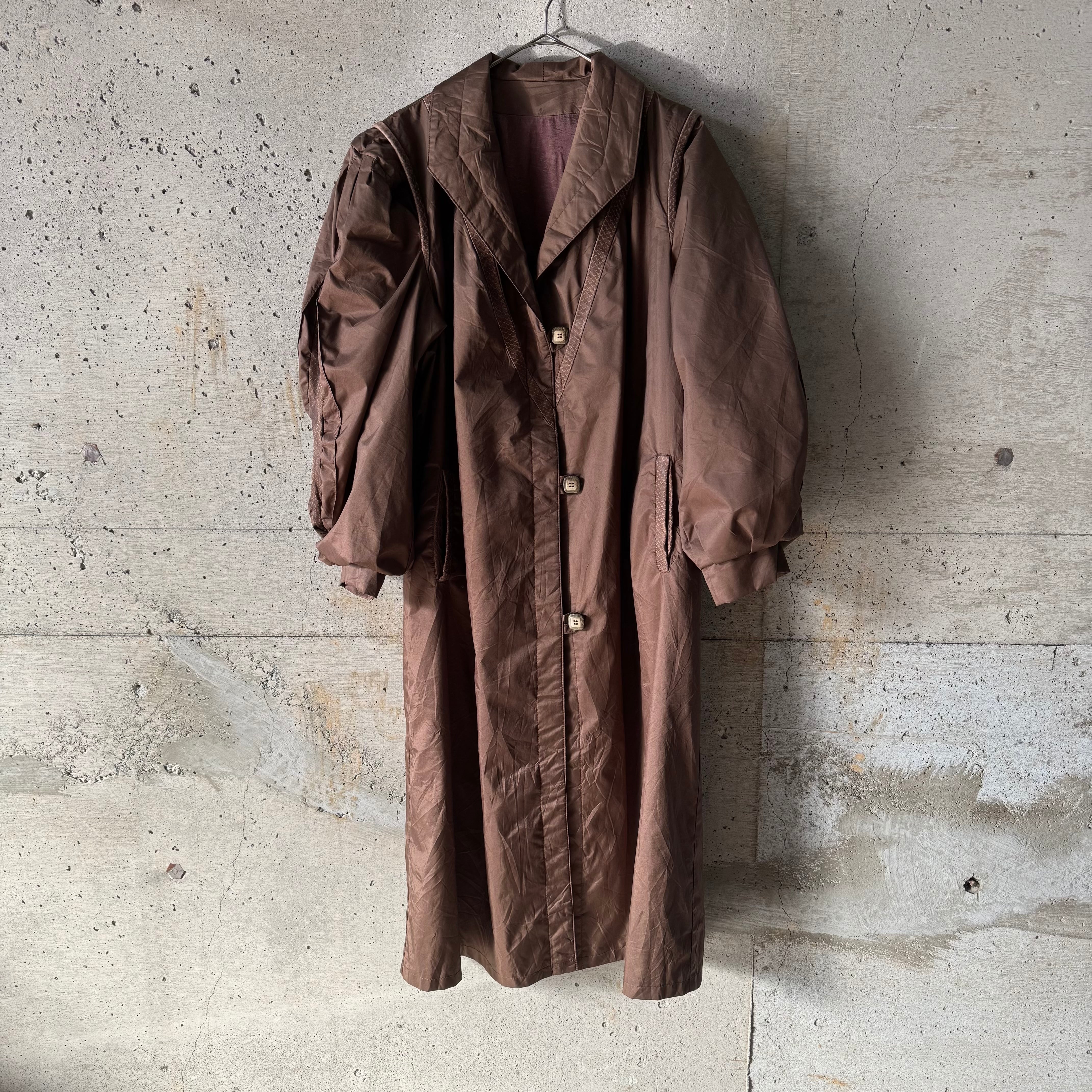 Leather and mixed material voluminous sleeve coat