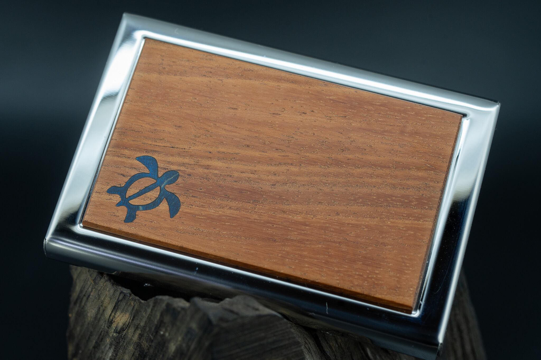 【王族の愛した銘木】 ハワイアンコア カードケース silver 浅瀬で泳ぐウミガメ 象嵌