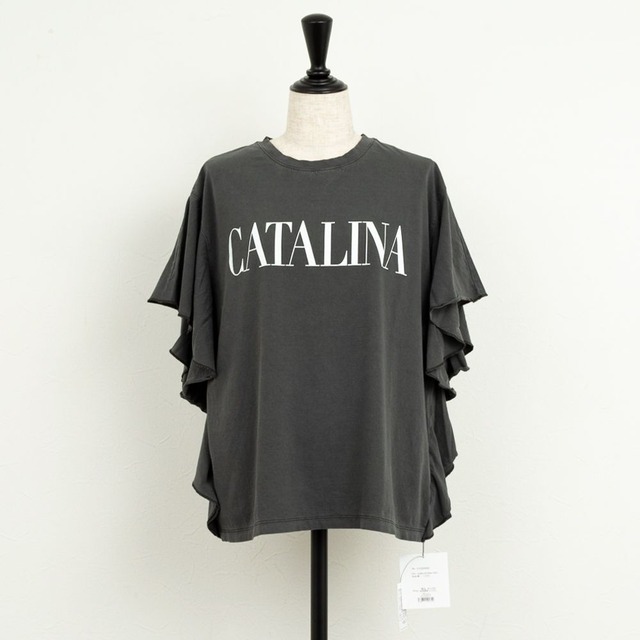 【MICA&DEAL／マイカアンドディール】"CATALINA"ロゴプリントフリルTシャツ（スミクロ）