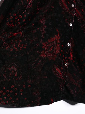 arabesque pattern over silhouette velours shirt
