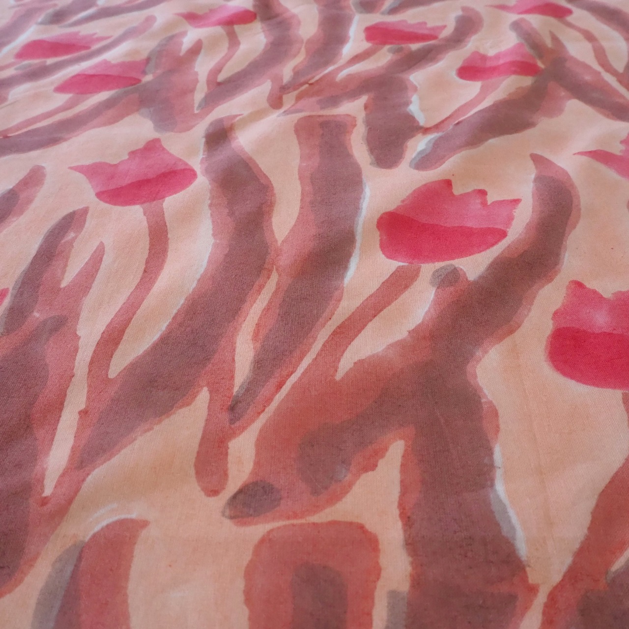 ブロックプリント生地【50cm単位】インド綿  片耳デザイン付き チューリップ柄 コーラルピンク×ブラウン #51114-PK1