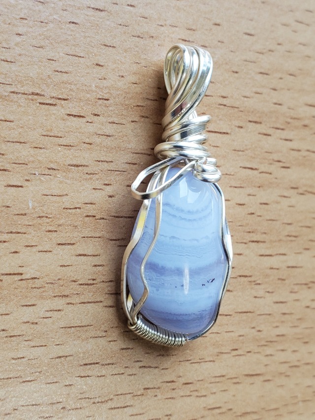 ブルーレースアゲートのワイヤーアートペンダントトップ 送料無料
