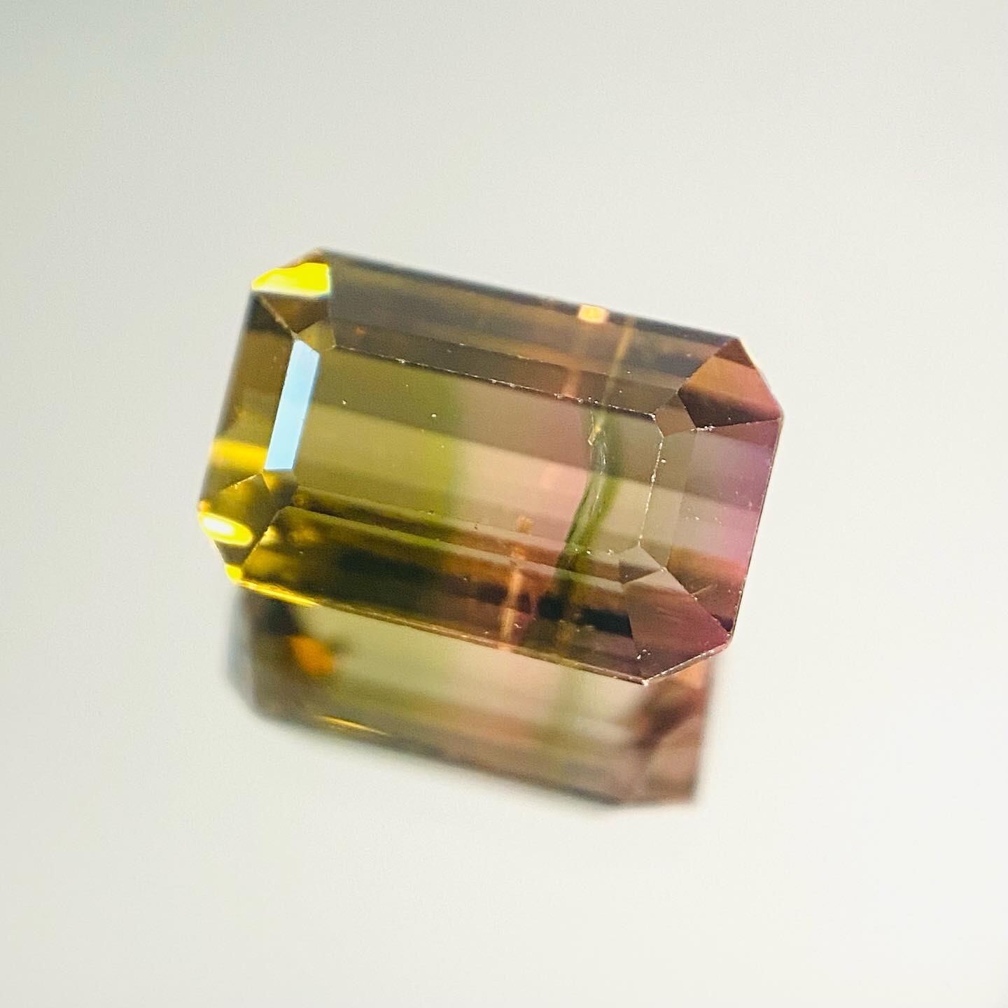 景色の見えるトルマリン 大地に夕日