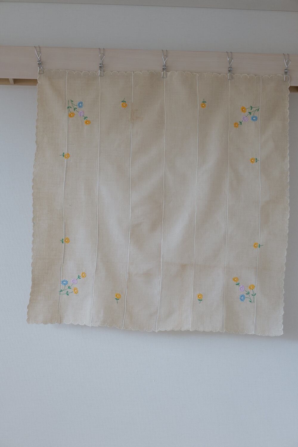 おそらく麻の布に機械刺繍がしてあります。北欧仕入れ　薄いベージュ