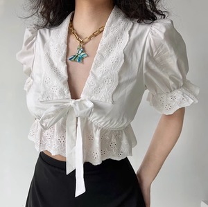 レディース トップス シャツ ブラウス クロップド丈 半袖 襟付き レース リボン かわいい おしゃれ ガーリー 存在感 ラブリー キュート ロマンティック ナチュラル フェミニン 無地 春 夏 秋 ロングシーズン 学生 デート お出かけ イベント 女子会 休日 ショッピング コンサート ライブ お花見 カフェ 韓国 オルチャン コーデ 脚長 プチプラ 普段使い 着回し モテ トレンド インスタ映え S M L XL 小さいサイズ 大きいサイズ 白 ホワイト ベーシックカラー