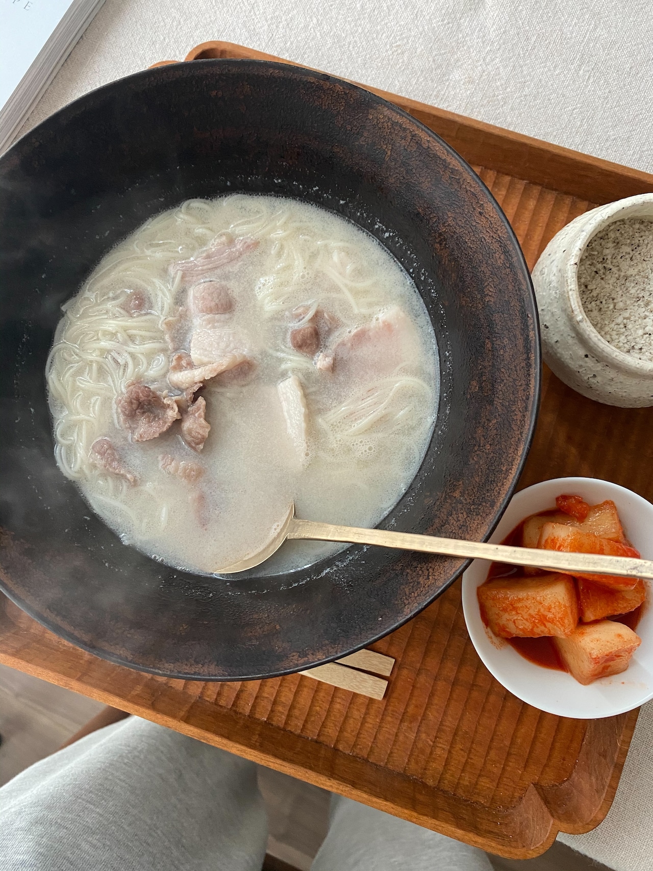 「ソルロンタン」牛骨で作った濃厚な白濁スープにそうめんとお肉を入れて食べるスープ