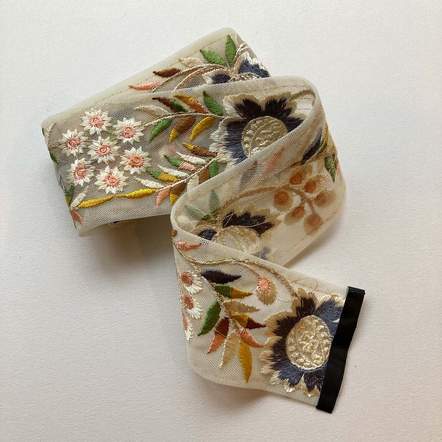 蚤の市 フランス アンティーク つけ襟 お花 チュールレース タンバー