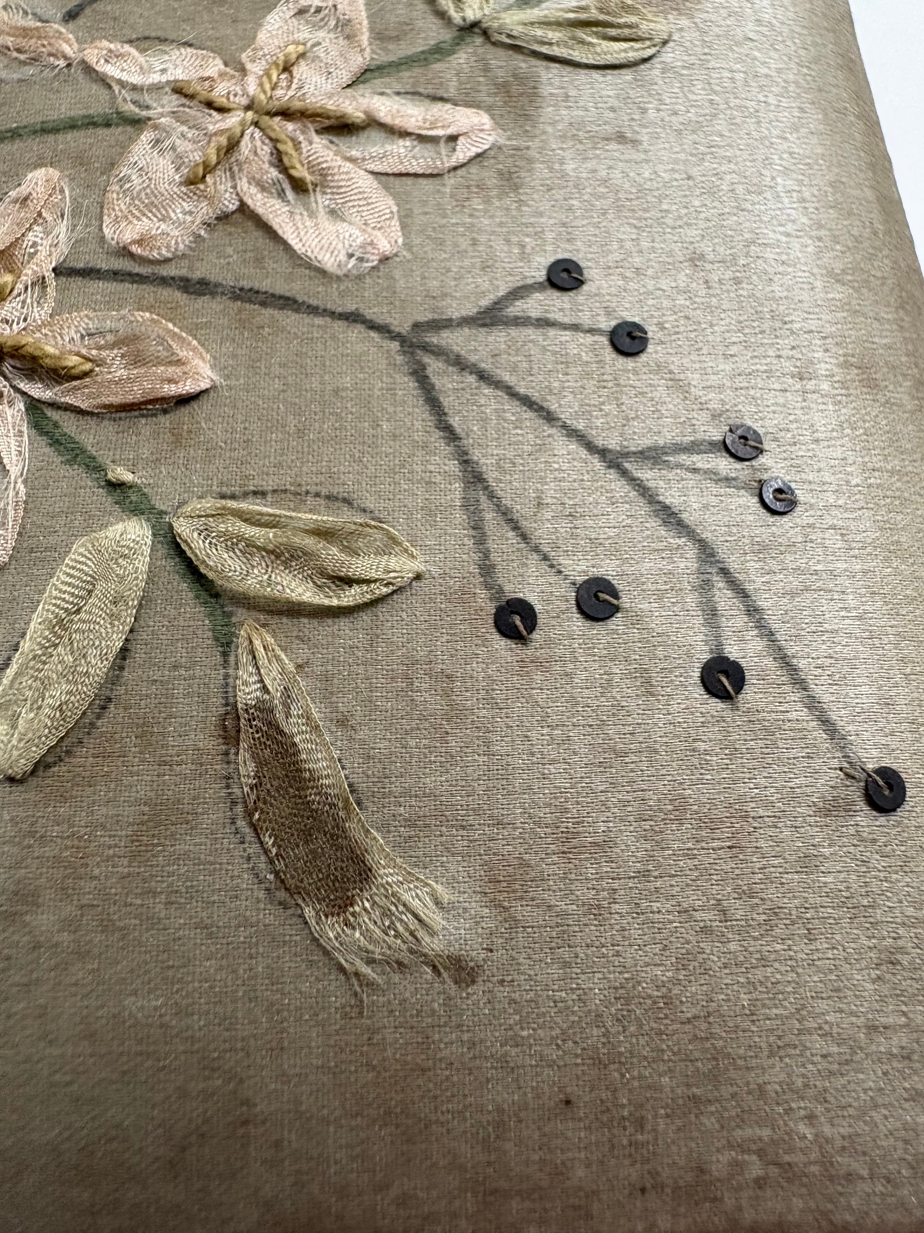 花刺繍のジュエリーボックス（リボンの装飾／小物入れ）｜フランス