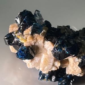 ラズライトwith Whiteite andクォーツ（Lazulite、天藍石）/ 原石、カナダ産