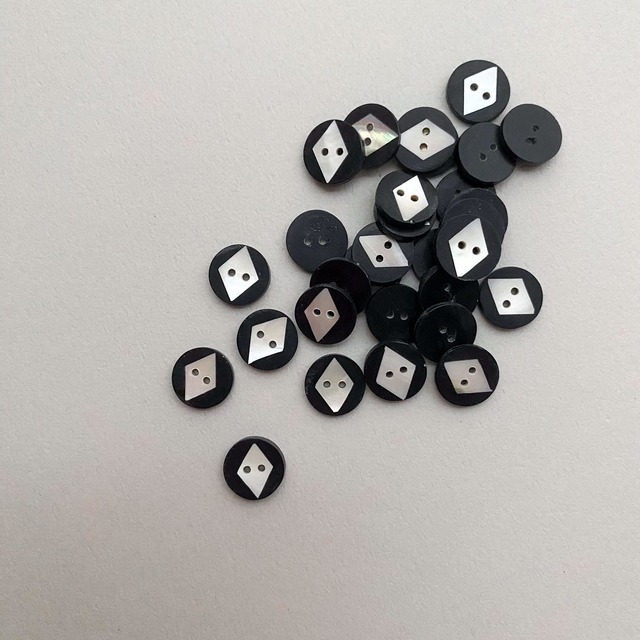 ダイヤ模様のラウンドシェルボタン（13mm）
