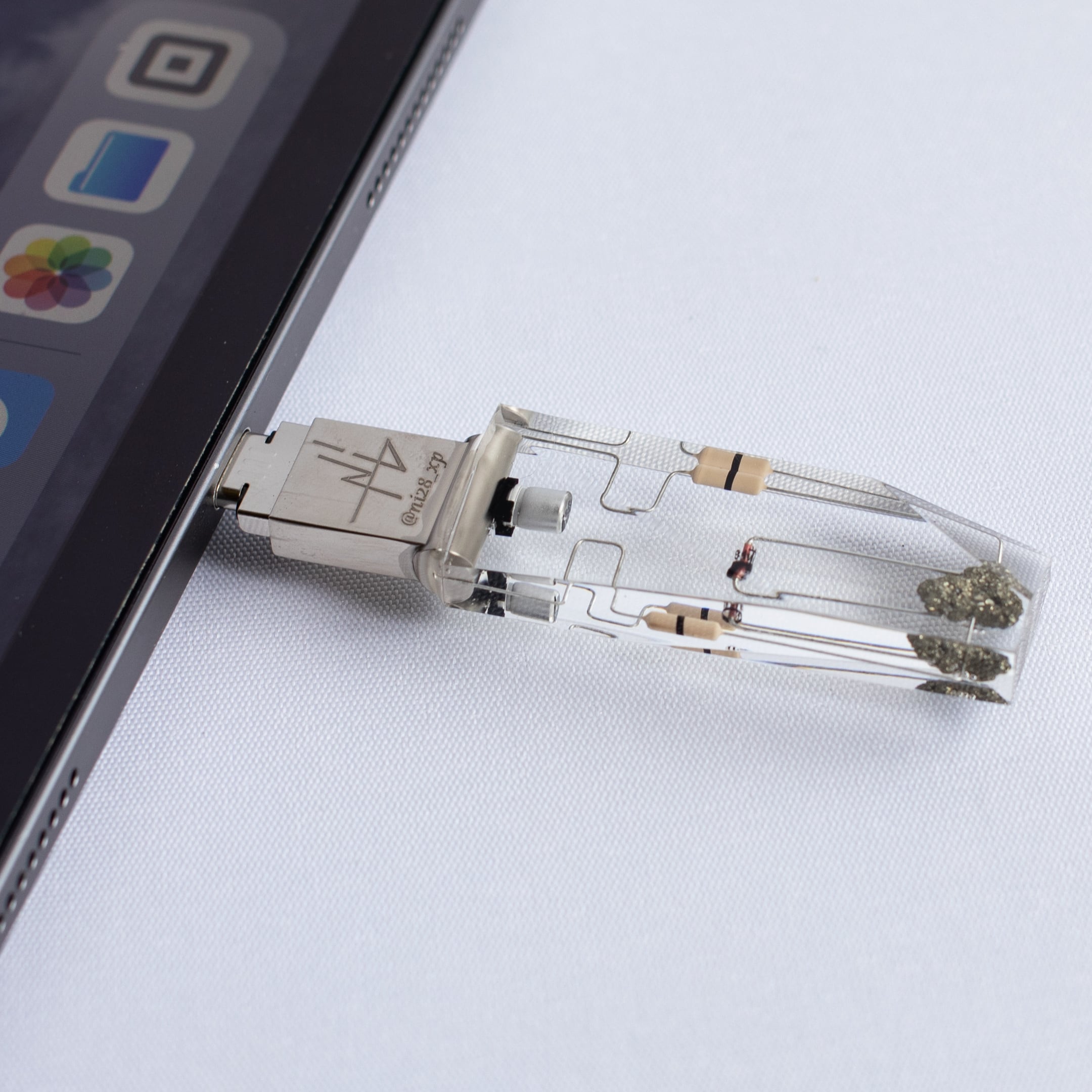 鉱石メモリ(64GB) ore USB memory stick 「鉱石」に記録する謎のUSB