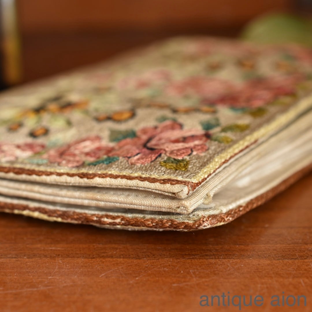 英国 刺繍 ヴィンテージ 英国アンティーク プチポワン刺繍置き時計