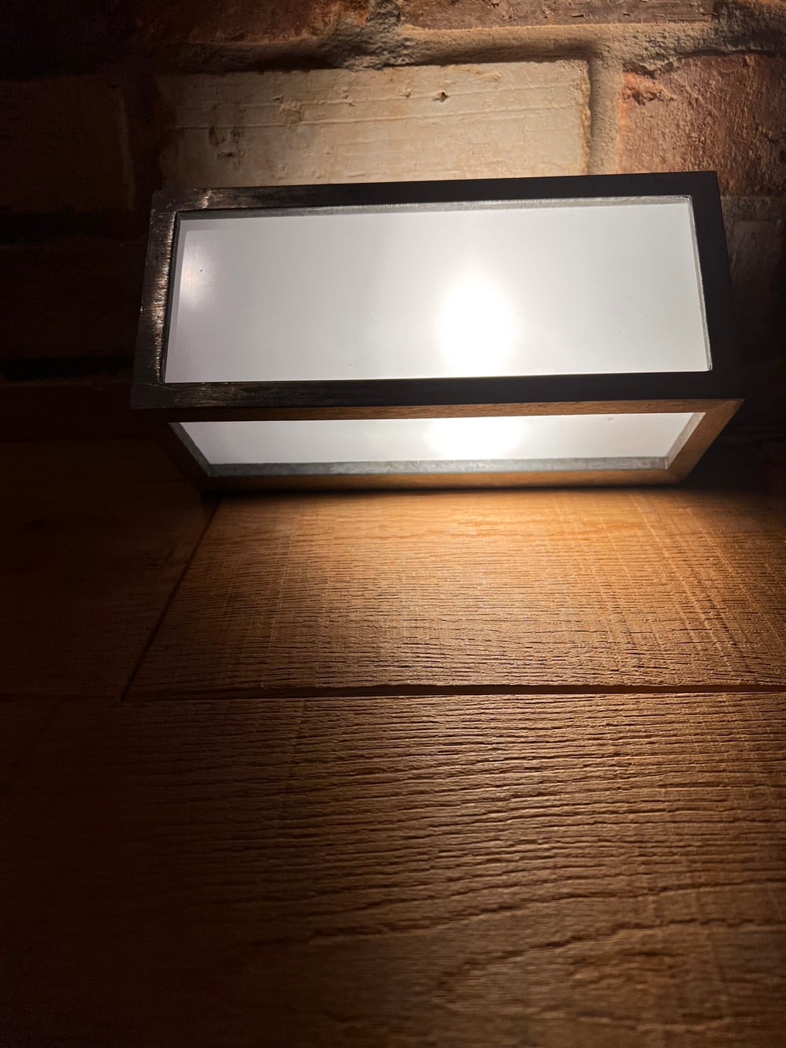 LUXFRAME」 - 光を美しくデザインする、洗練されたアルミニウム LUXFRAME」 - 光を美しくデザインする、洗練されたアルミニウム