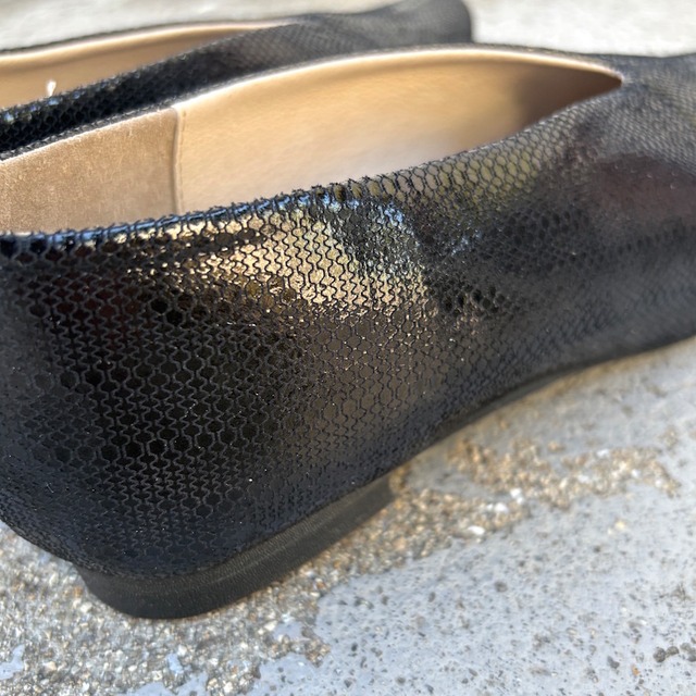 限定カラー　幾何学型押しリザード柄　ブラックレザー　フラットパンプス・フラットシューズ　