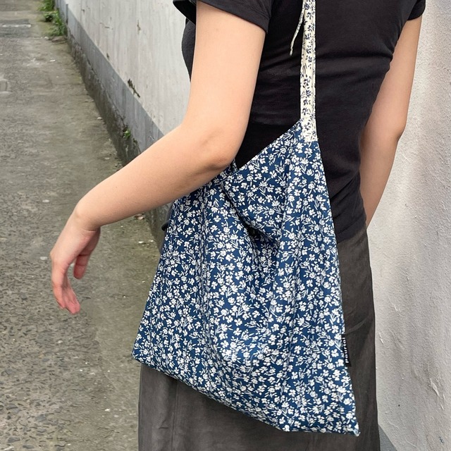 Blue Flower Pattern Messenger Bag（青花柄メッセンジャーバッグ）b036