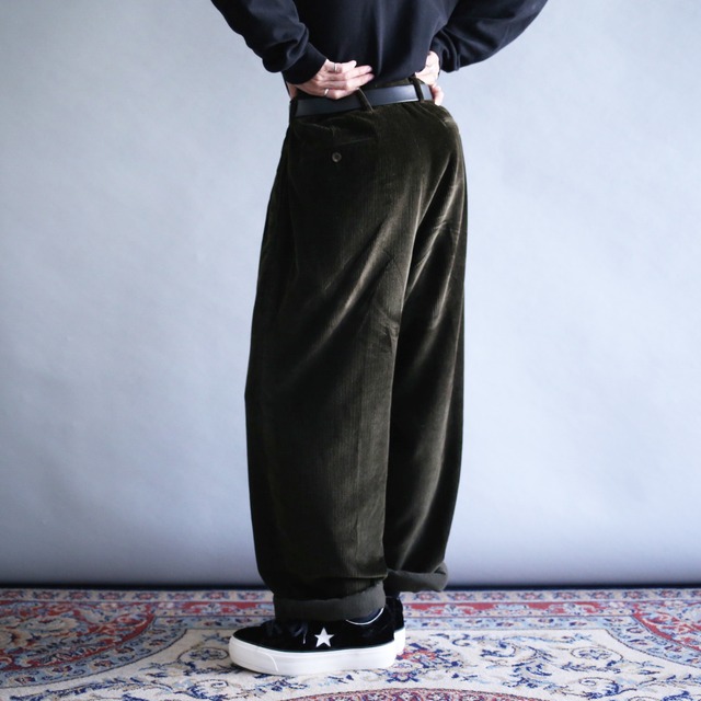 "NAUTICA" 2-tuck tapered silhouette deep moss green wide corduroy pants