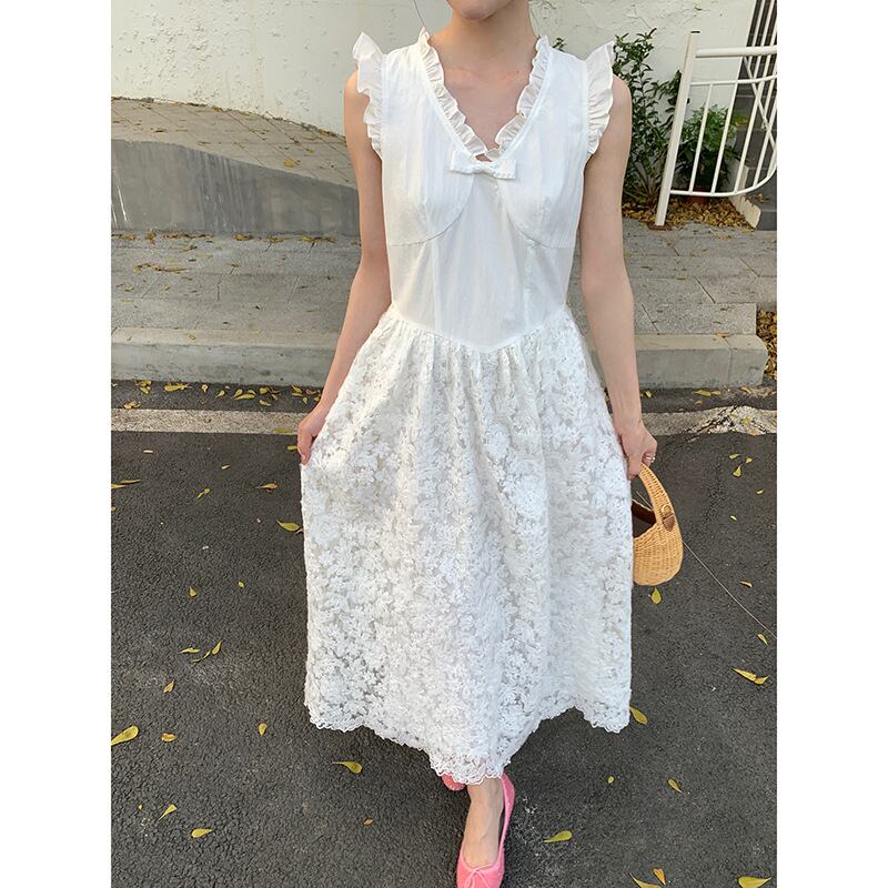 Sleeveless lace dress