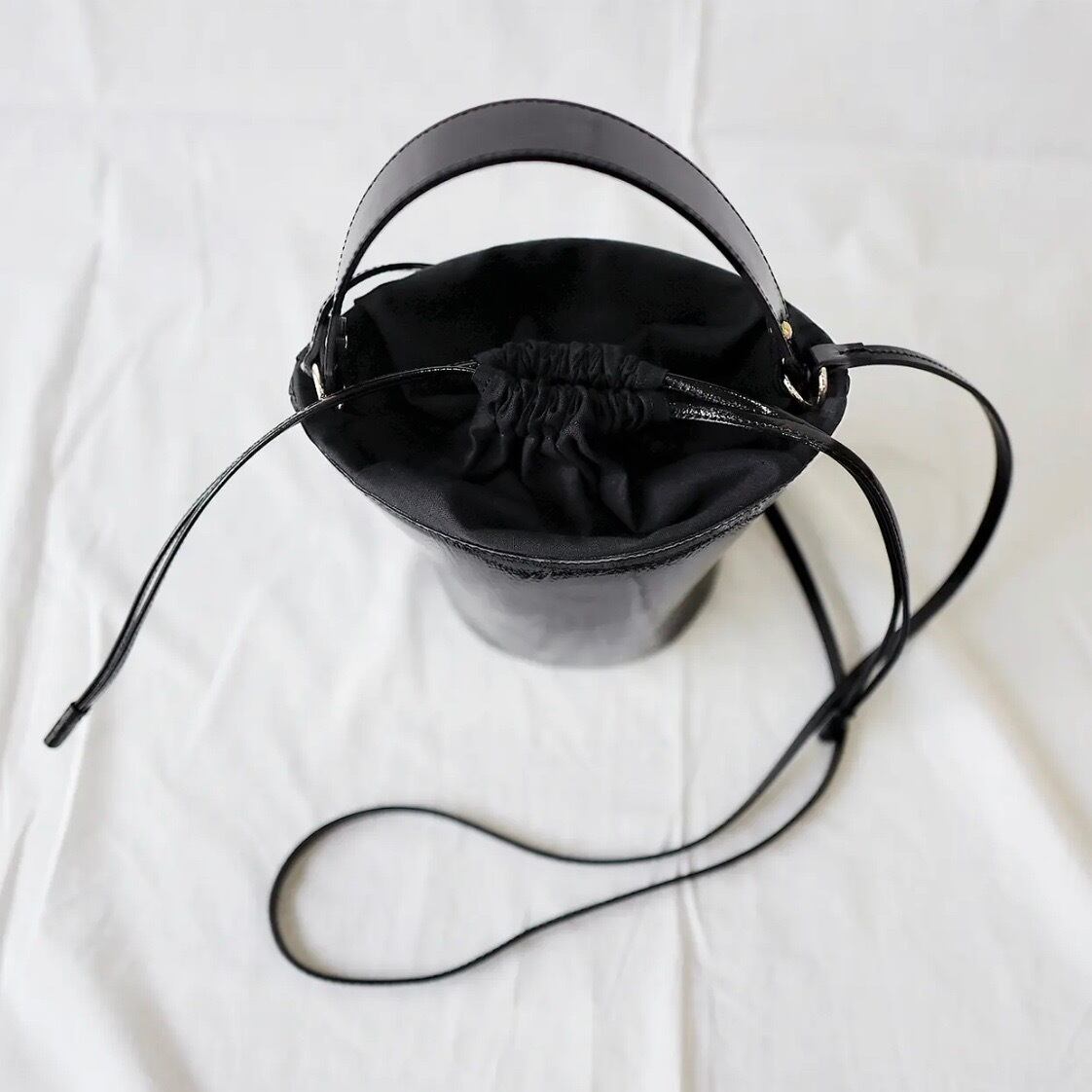 ayako Potter bag Patent leather BLACK