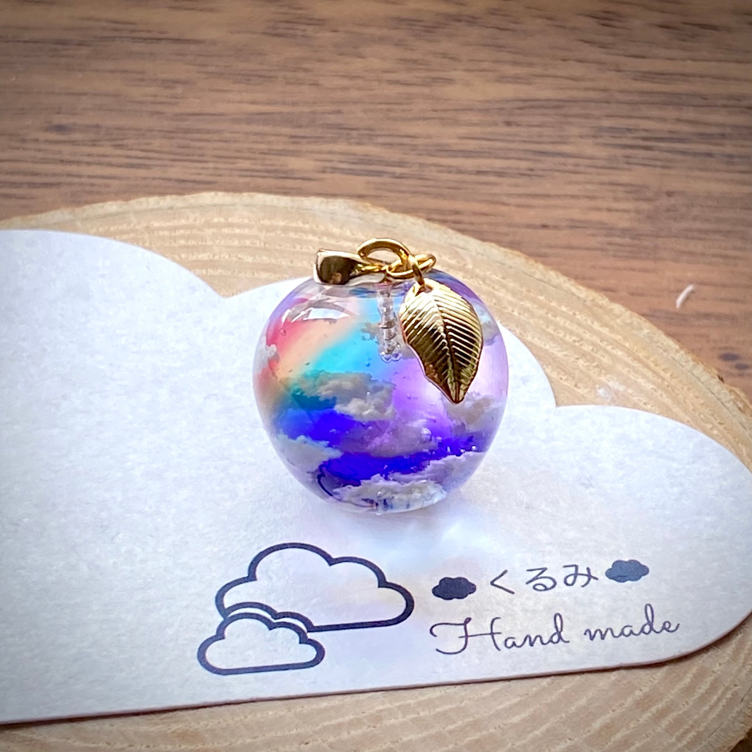 空＆雲ペンダント  りんご型  夕暮れ空にかかる虹