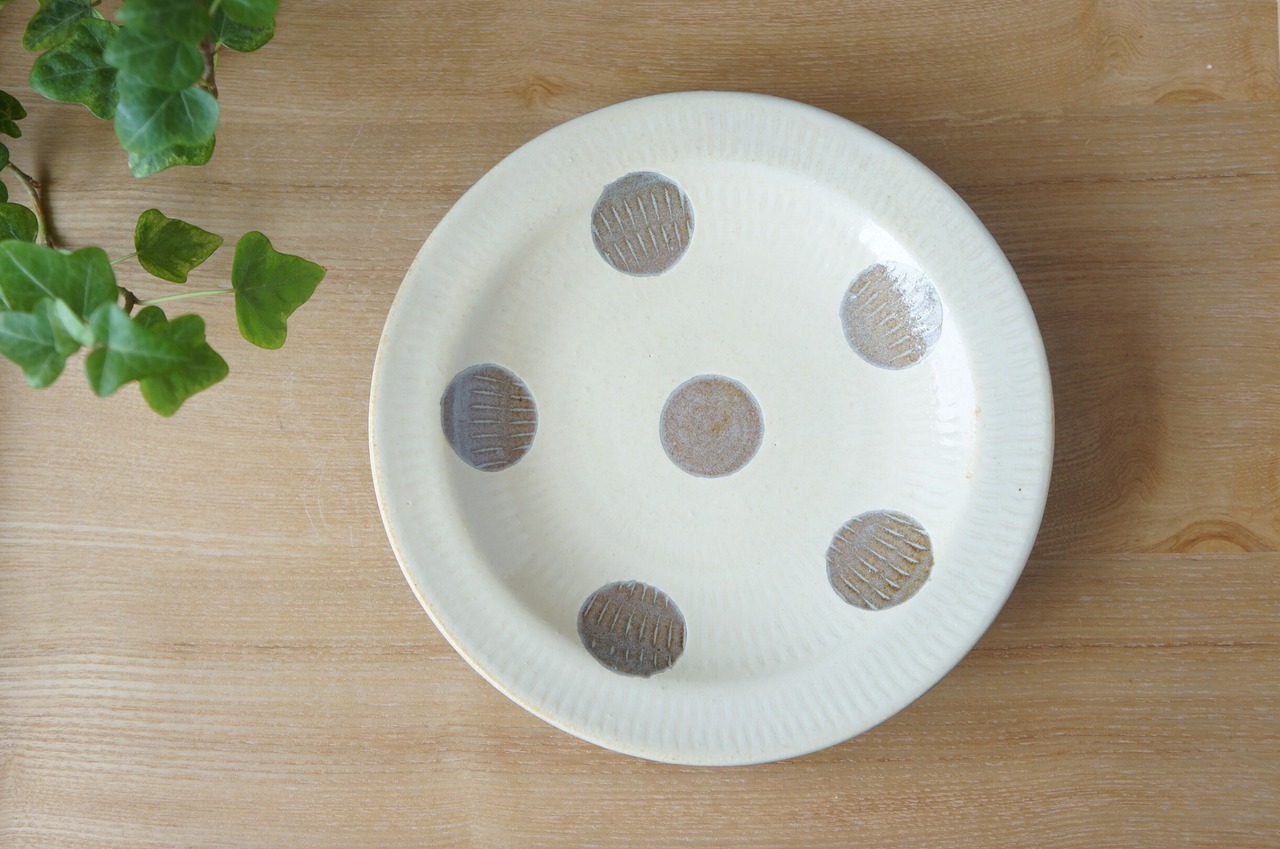 小石原焼 翁明窯元 リムつき5.5寸皿 水玉・白釉 ②【37-463】