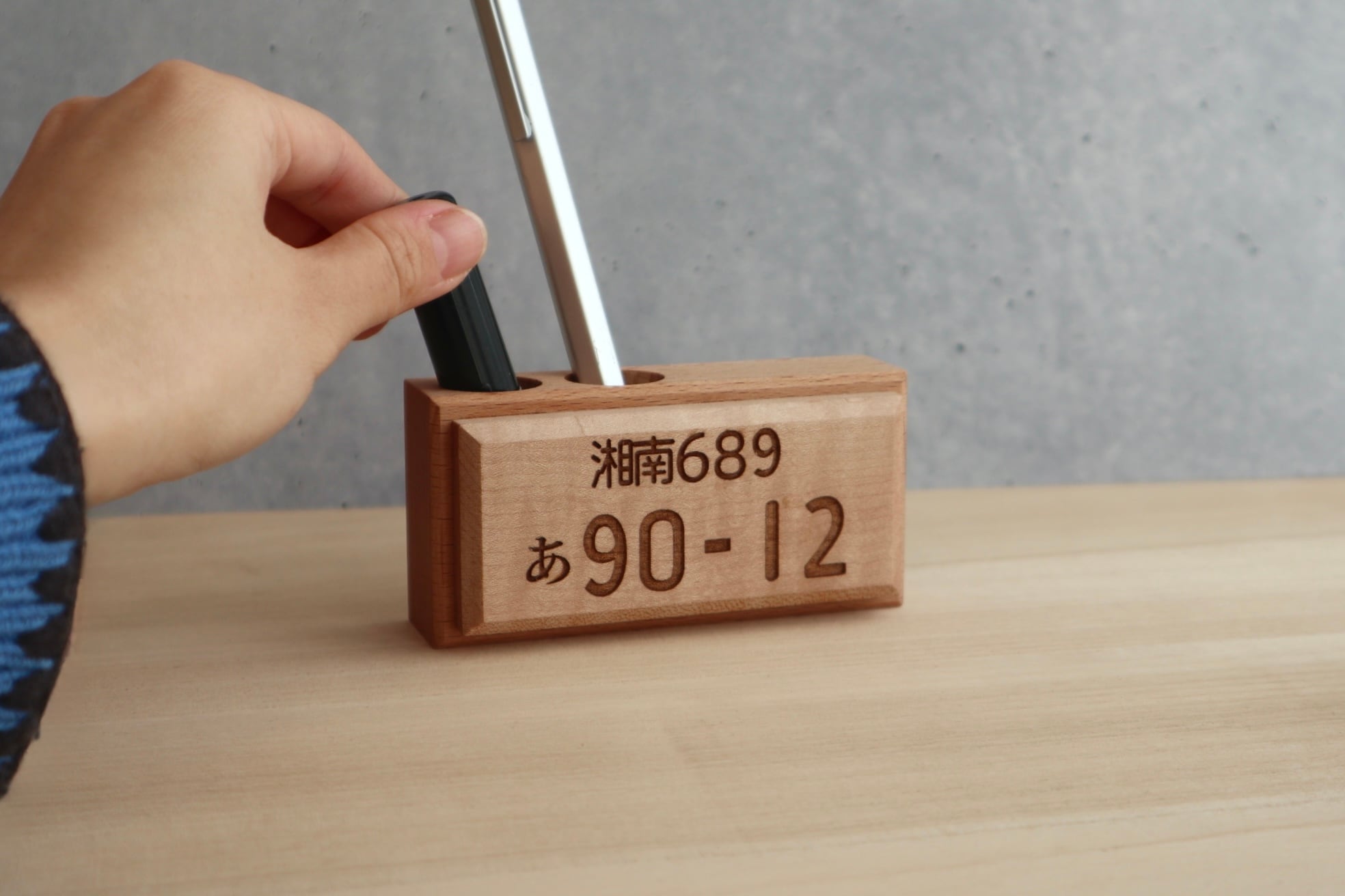 木製ナンバープレート ペン立て・印鑑スタンド|名入れオーダー・ギフト対応|MOKOYA CRAFT